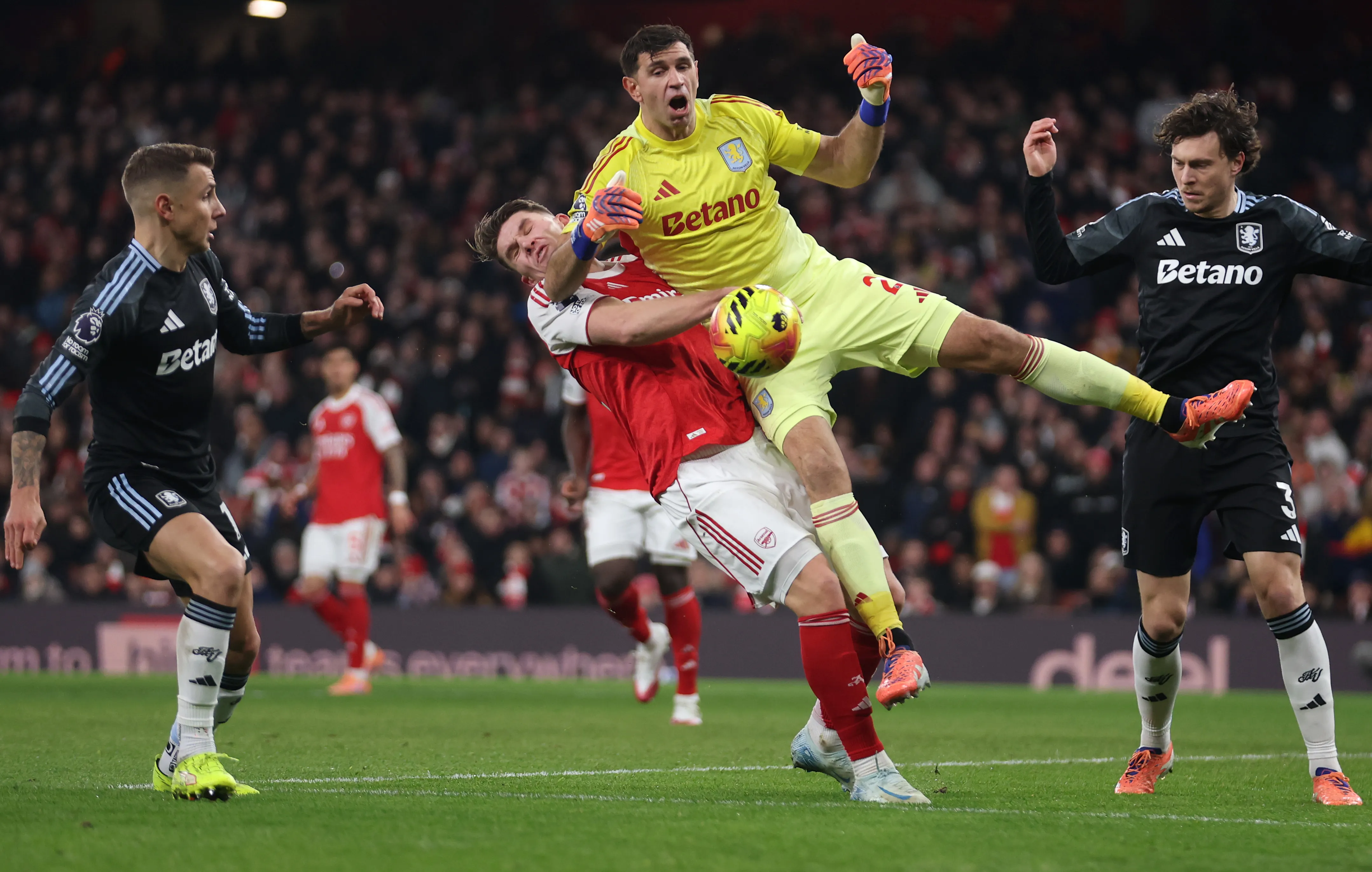 Viktor Gyoekeres chocando contra Emiliano Martinez del Aston Villa en la Premier League. (Photo by Julian Finney/Getty Images)