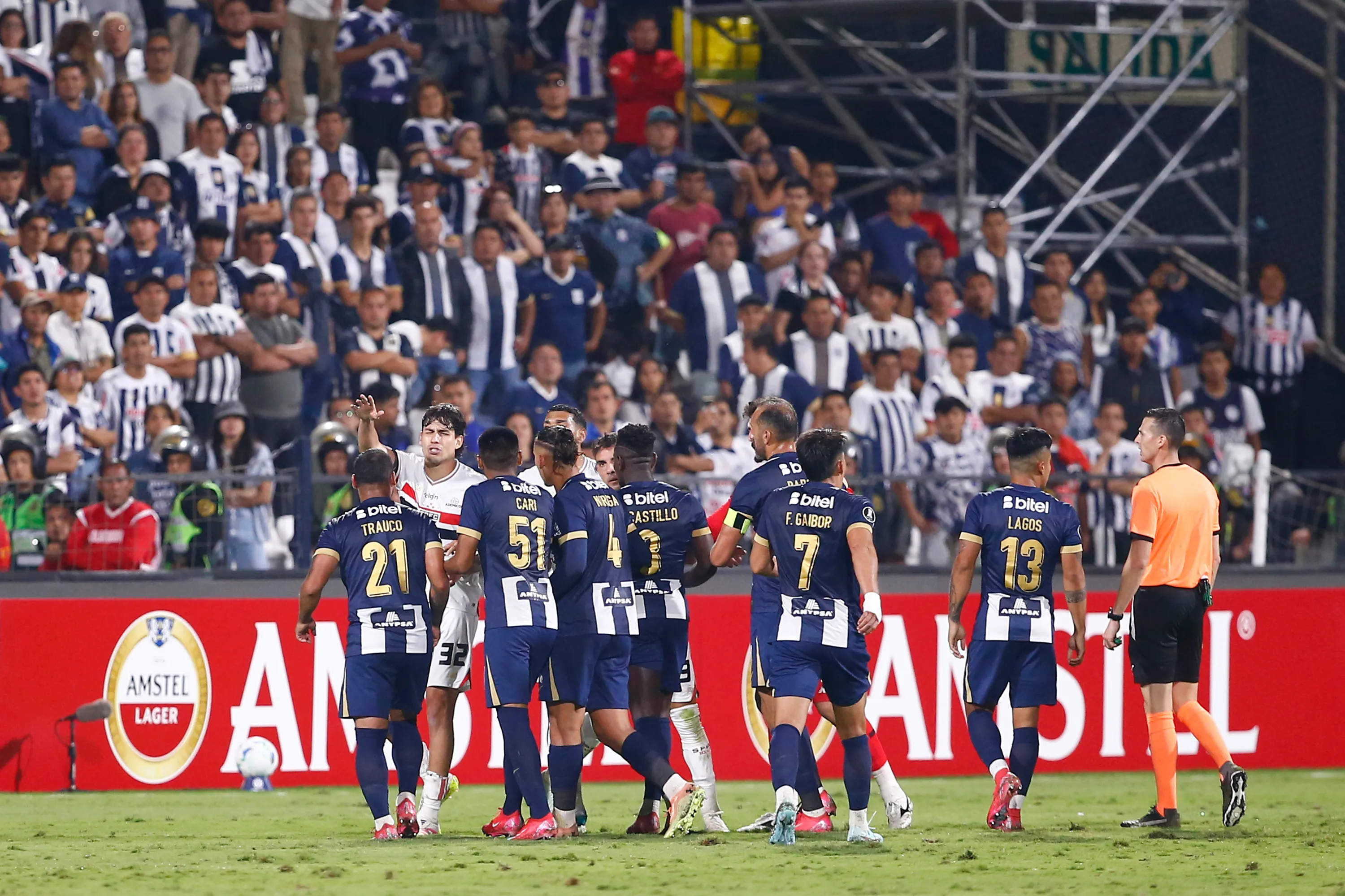 Alianza Lima despues de enfrentar a Sao Paulo en el Estadio Alejandro Villanueva. (Photo by Fernando Sangama/Getty Images)