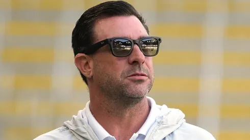 Pablo Guede, entrenador de Alianza Lima, con lentes de sol.
