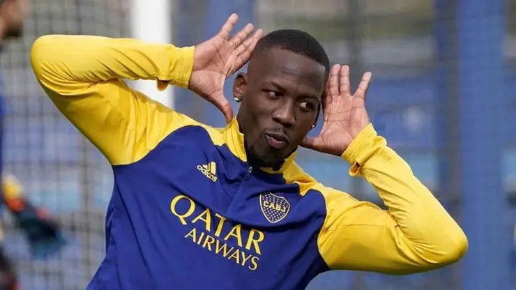 Luis Advíncula con indumentaria de Boca Juniors.