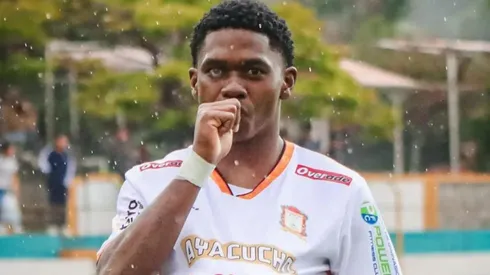 Juan Lucumí con camiseta de Ayacucho FC.