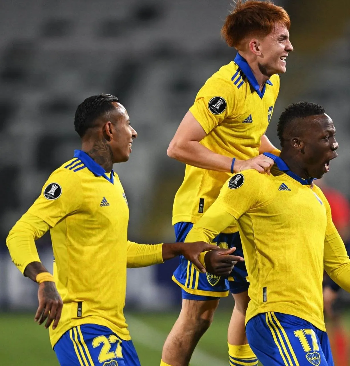 Barco, Advíncula y Villa festejando un gol en Boca. (Foto: Getty Images)