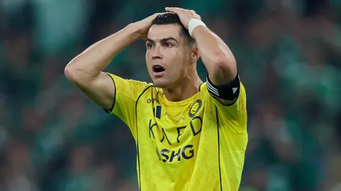 Cristiano Ronaldo se agarra la cabeza, durante un partido de Al Nassr.