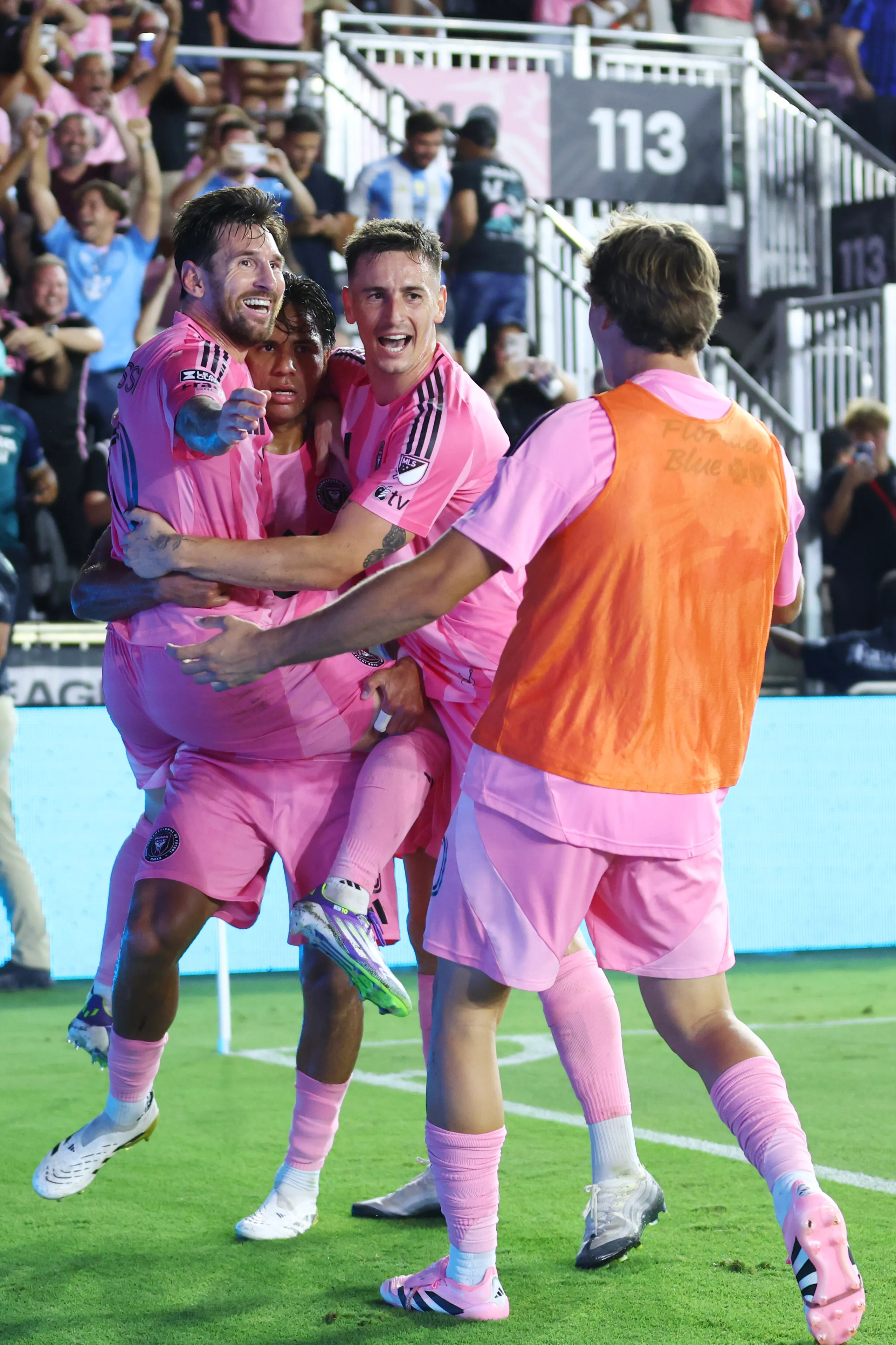 Inter Miami CF celebrando un tanto de Lionel Messi junto a Tadeo Allende en Fort Lauderdale, Florida. (Photo by Megan Briggs/Getty Images)