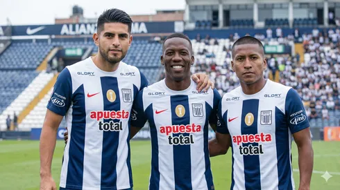 Carlos Zambrano, Luis Advíncula y Pedro Aquino con camiseta de Alianza Lima.