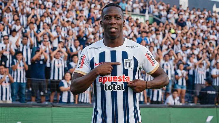 Luis Advíncula con camiseta de Alianza Lima.