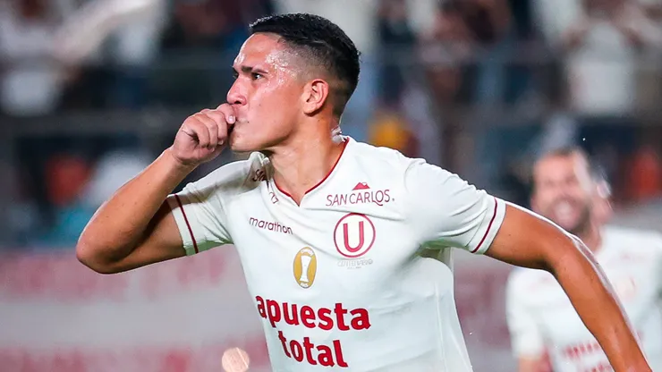 Yuriel Celi jugando en Universitario.