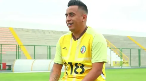 Christian Cueva con camiseta de Juan Pablo II.