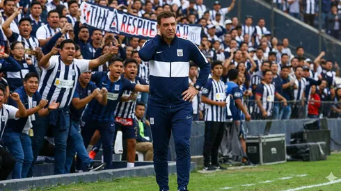 Pablo Guede preocupado.