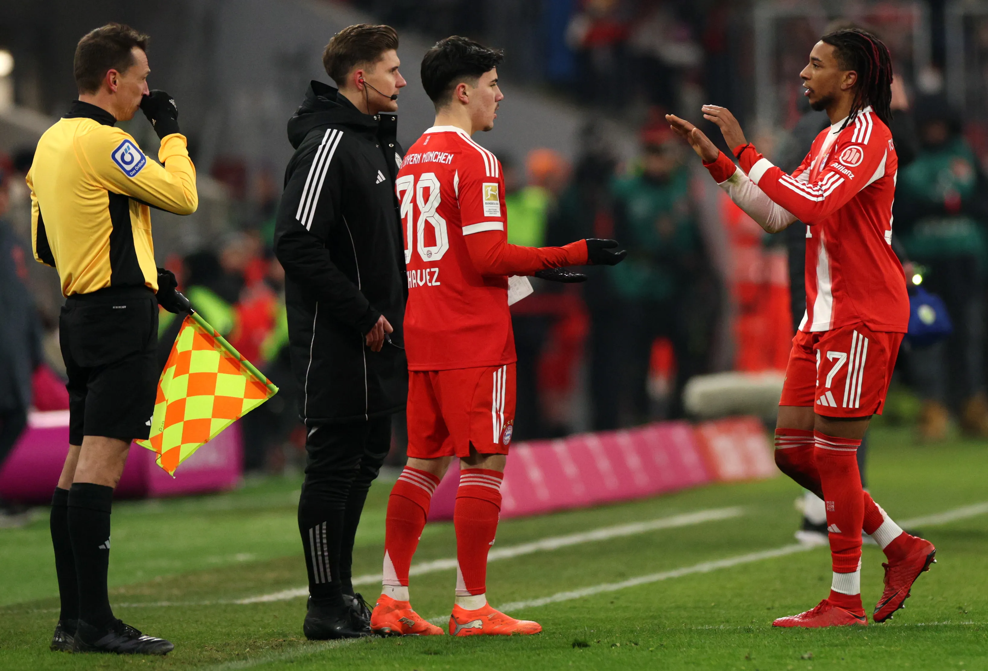 Michael Olise salía en el Bayern Munich, ingresa en su lugar Felipe Chavez. (Photo by Adam Pretty/Getty Images)