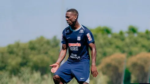 Luis Advíncula hace trabajos especiales en Alianza Lima pedido por Pablo Guede.