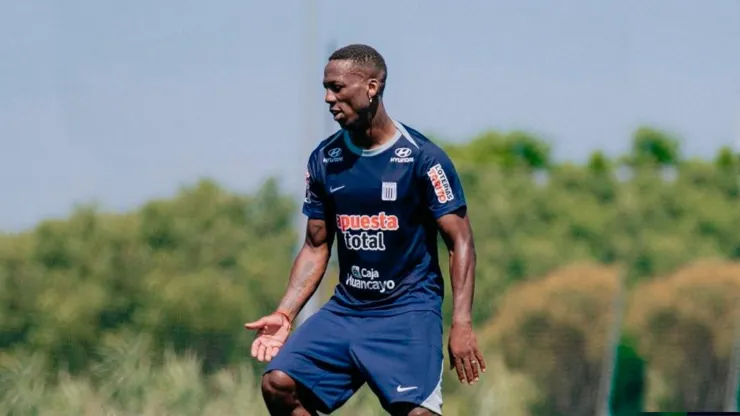 Luis Advíncula hace trabajos especiales en Alianza Lima pedido por Pablo Guede.