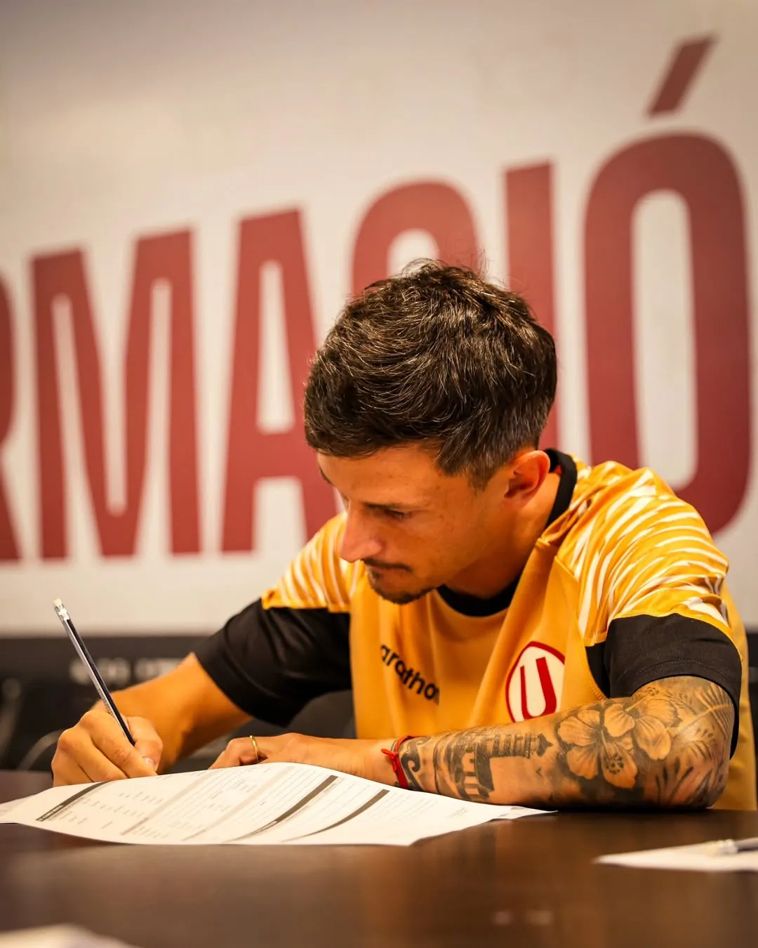 Héctor Fértoli firmando contrato con Universitario. (Foto: Universitario)