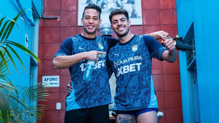 Cristian Benavente y Santiago González con camiseta de Sporting Cristal.