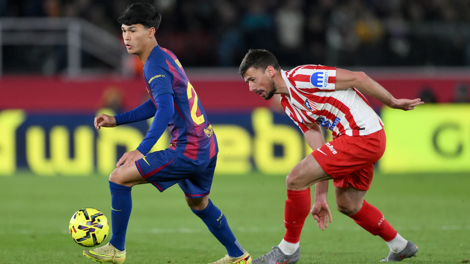 Dro Fernández, ante Clément Lenglet en el partido FC Barcelona vs. Atlético de Madrid (Getty Images).