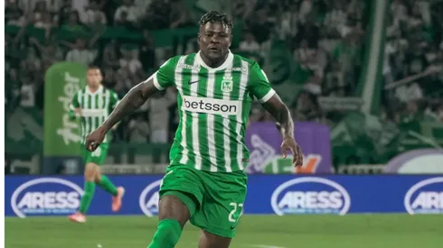 Dairon Asprilla con camiseta de Atlético Nacional.
