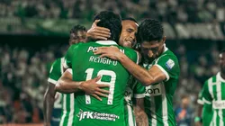 Jugadores de Atlético Nacional abrazados.