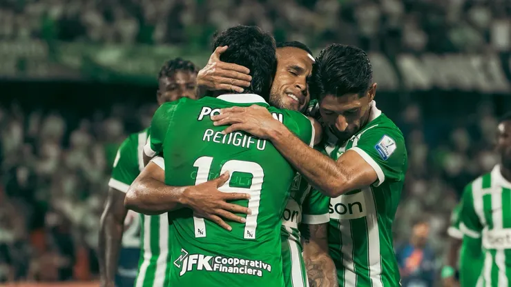 Jugadores de Atlético Nacional abrazados.