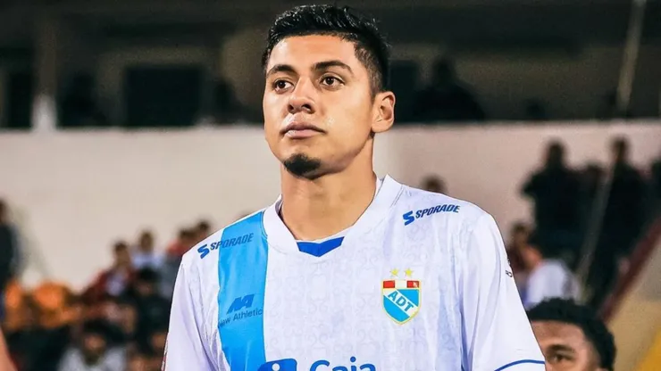 César Inga con camiseta de ADT.