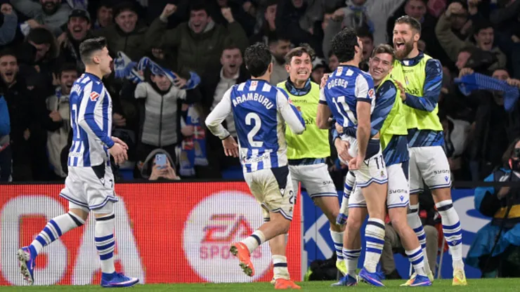 Jugadores de Real Sociedad celebrando.