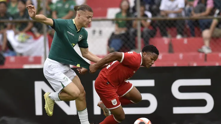 Lucas Macazaga, en un duelo personal en el partido Bolivia vs. Panamá.