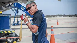 Raúl Ruidíaz en el aeropuerto.