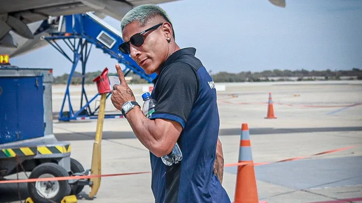 Raúl Ruidíaz en el aeropuerto.