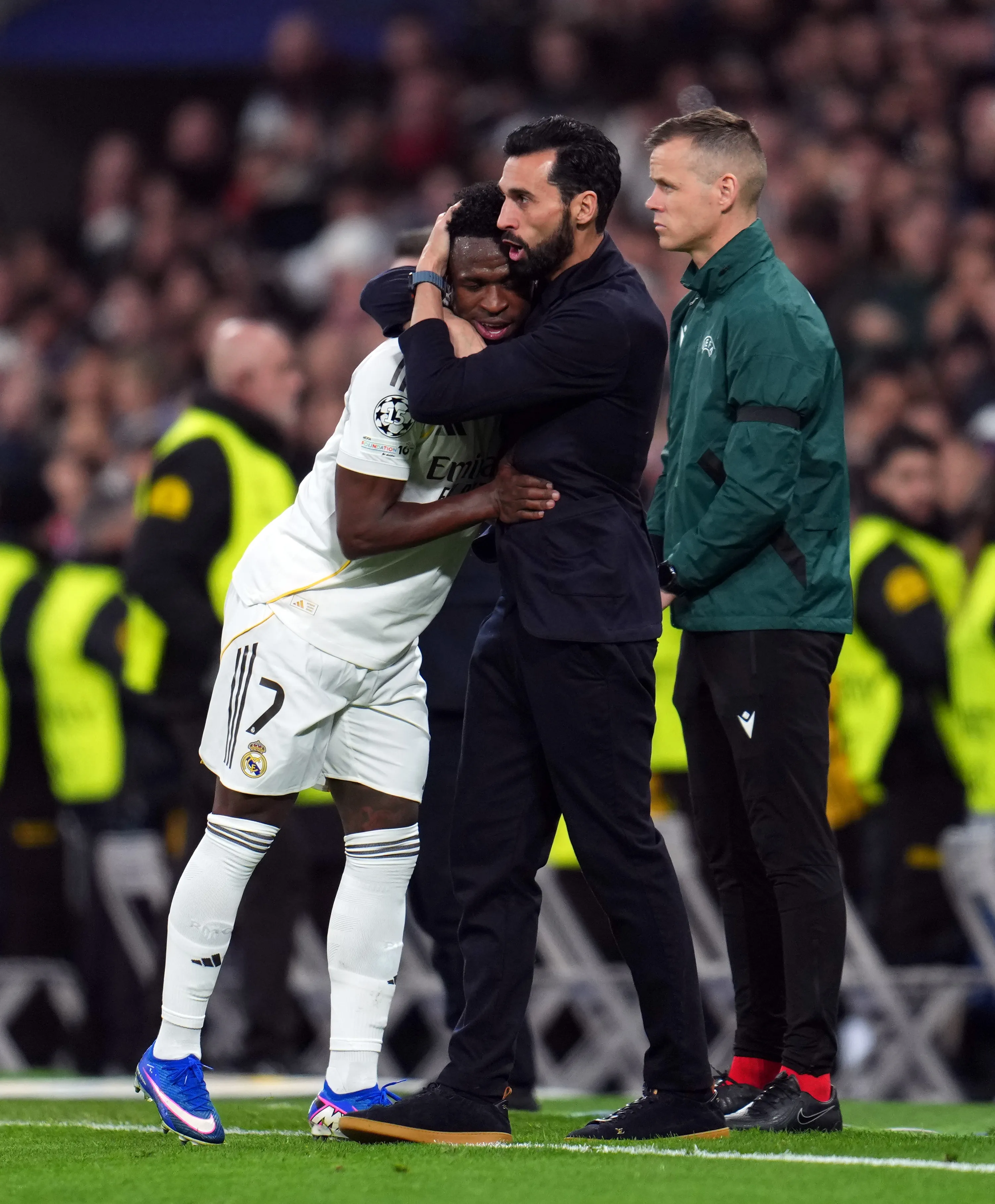 Vinicius Junior abrazando a su entrenador: Alvaro Arbeloa. (Photo by Aitor Alcalde/Getty Images)