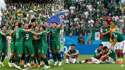 Selección de Bolivia celebrando y Selección de México lamentándose.