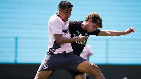 Jostin Alarcon y Ian Wisdom disputando una jugada.
