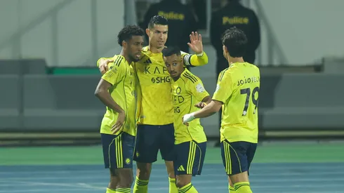 Cristiano Ronaldo y el abrazo con sus compañeros por el triunfo de Al Nassr.