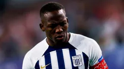 Luis Advíncula jugando para Alianza Lima.