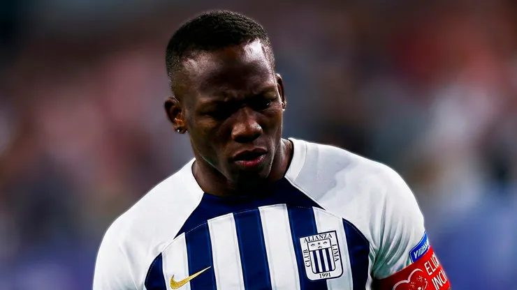 Luis Advíncula jugando para Alianza Lima.