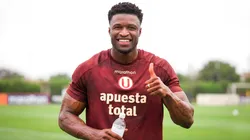 Sekou Gassama entrenando con Universitario.