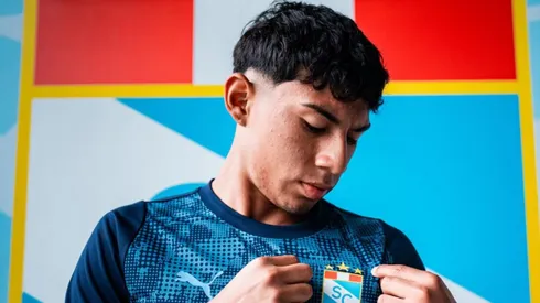 Maxloren Castro con indumentaria de Sporting Cristal.