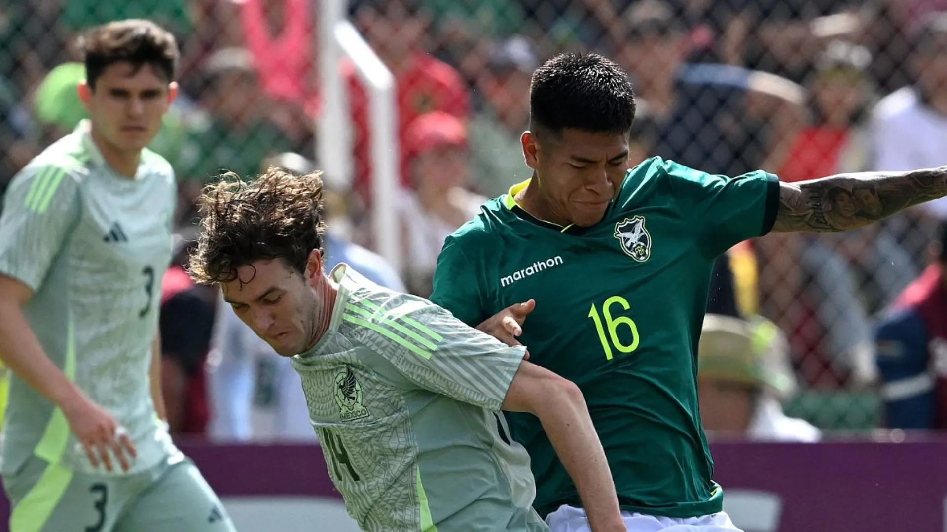 Partido caliente entre Bolivia y México en Santa Cruz de la Sierra.