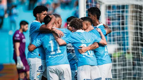 Jugadores de Sporting Cristal celebrando.