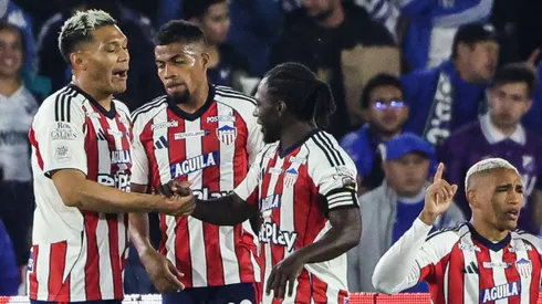 Jugadores de Junior celebrando.