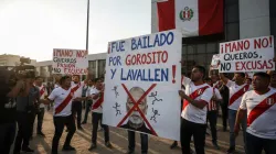 Hinchas enojados por la llegada de Mano Menezes a la Selección Peruana.