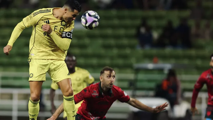 Cristiano Ronaldo lo intenta en el partido Al Nassr vs. Al Kholood.