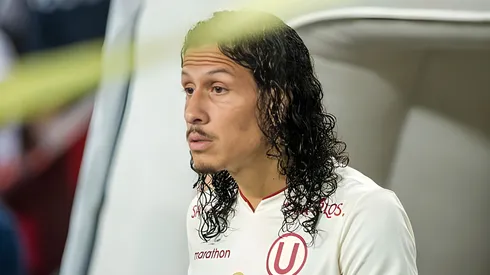 Williams Riveros jugando con Universitario.