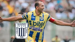 Hernán Barcos celebrando su gol en FC Cajamarca.