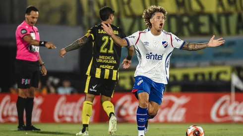 Luciano Boggio y Jesús Trindade, de espaldas, en el clásico de la Supercopa Uruguaya.
