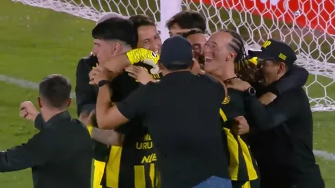 Sebastián Britos, entre abrazos con sus compañeros por el título de Peñarol.