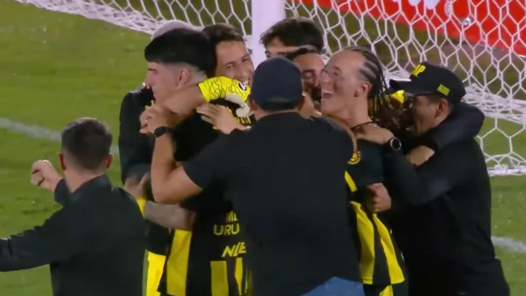 Sebastián Britos, entre abrazos con sus compañeros por el título de Peñarol.