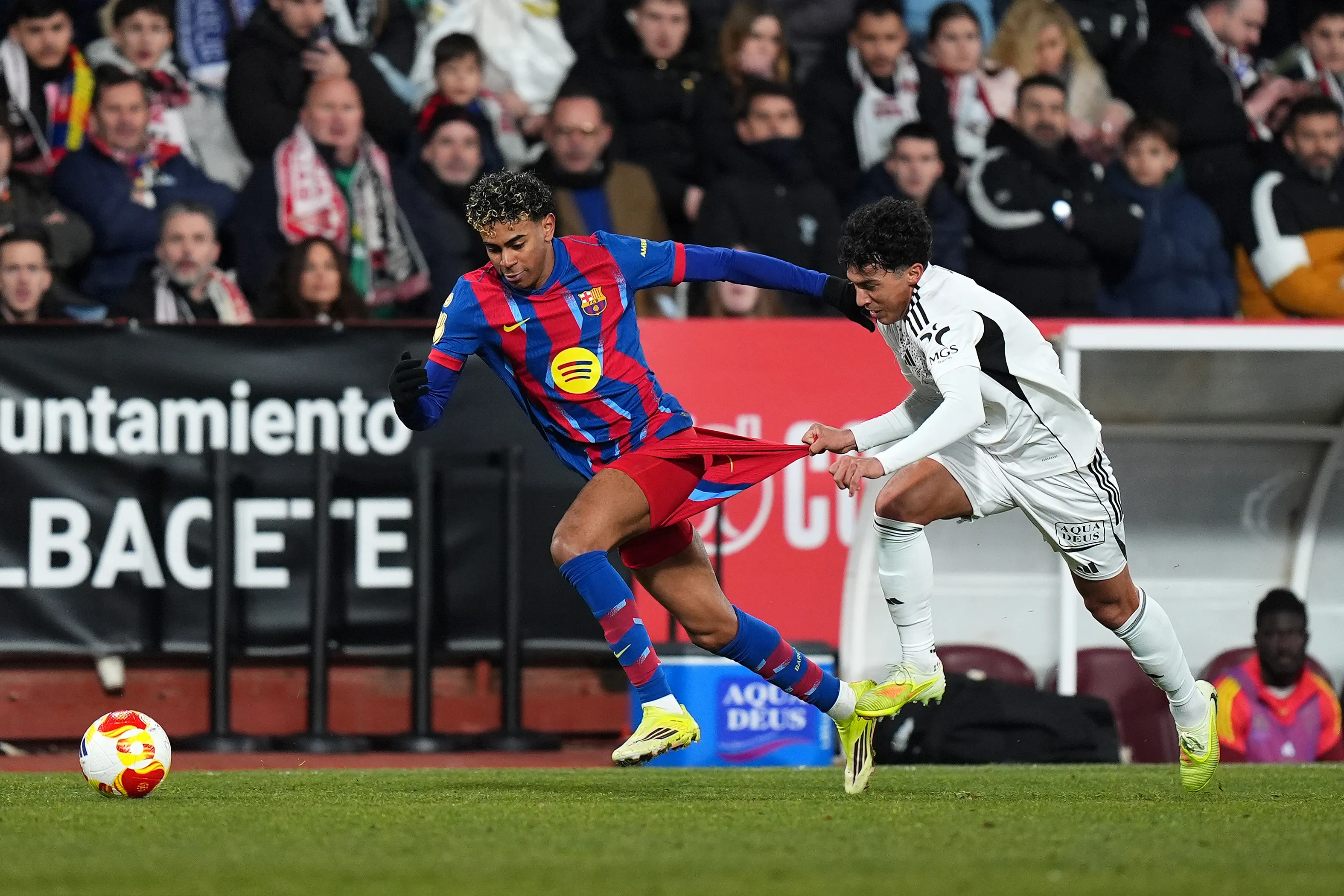 Jonathan Gomez de Albacete sufrió el talento y velocidad de Lamine Yamal en Barcelona. (Photo by Angel Martinez/Getty Images)