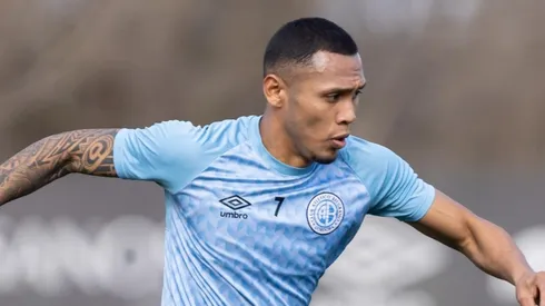 Bryan Reyna con indumentaria de Belgrano.
