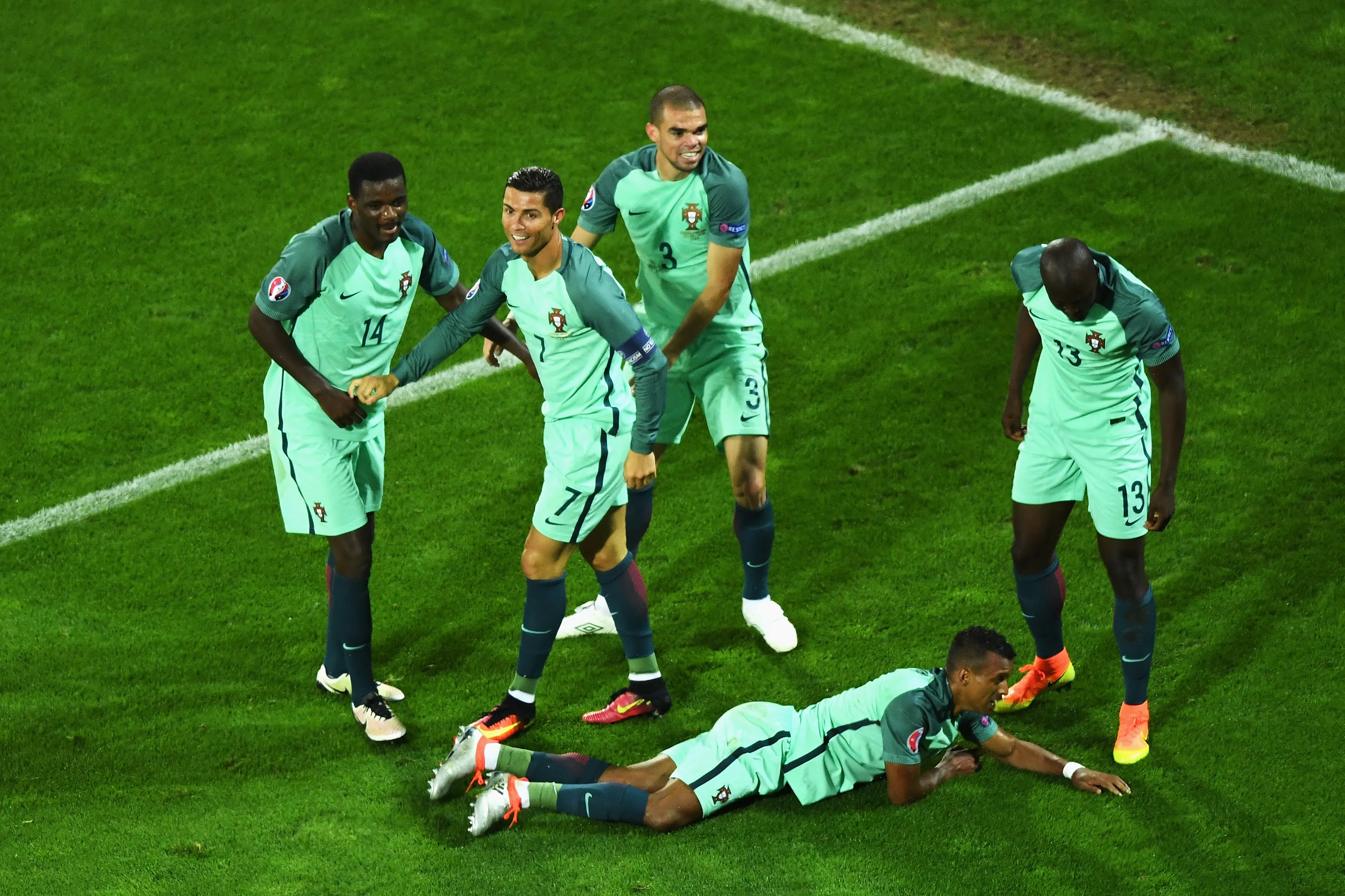 William Carvalho jugando con Cristiano Ronaldo en la UEFA EURO 2016.  (Photo by Shaun Botterill/Getty Images)