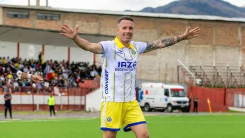 Pablo Lavandeira con camiseta de FC Cajamarca.