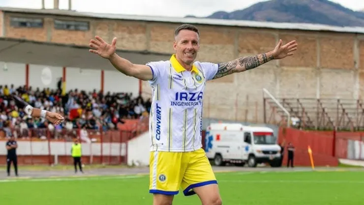 Pablo Lavandeira con camiseta de FC Cajamarca.